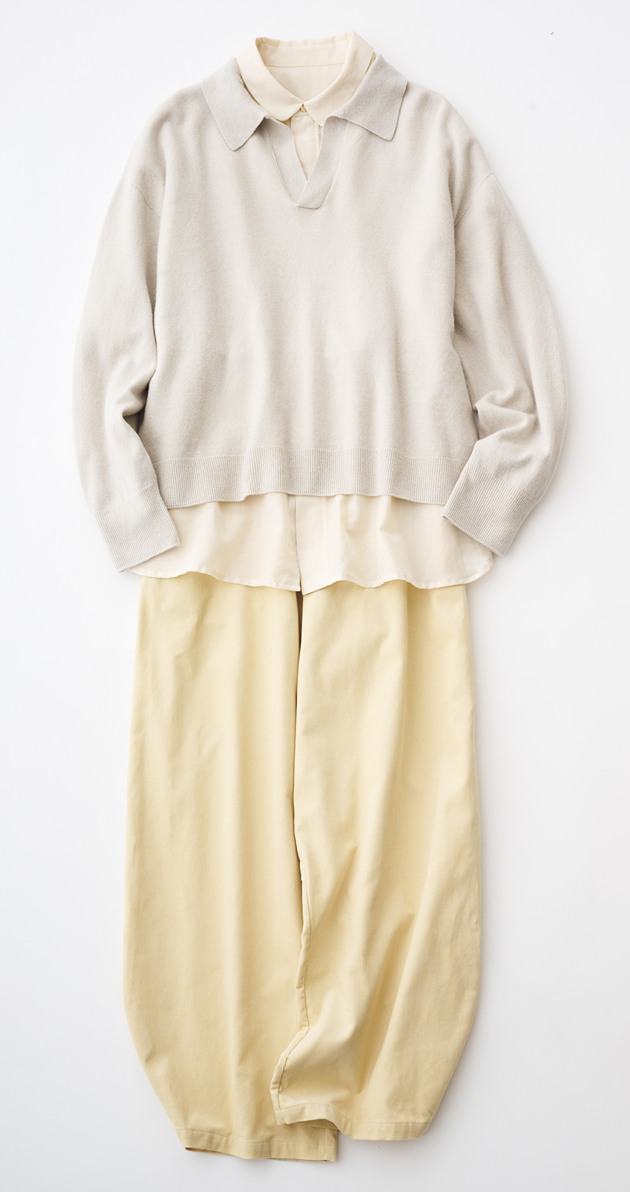 ニット¥38,500、ラウンドカラーシャツ¥36,300、コーデュロイバレルパンツ¥34,100/すべてフルーツ オブ ライフ