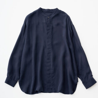 バンドカラーシャツ¥35,200／フルーツ オブ ライフ