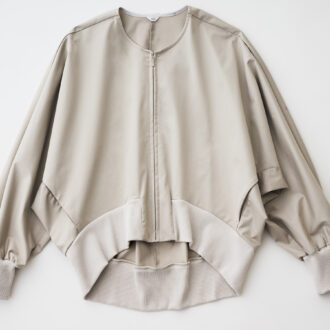 変形ショートブルゾン¥24,200／スケップ