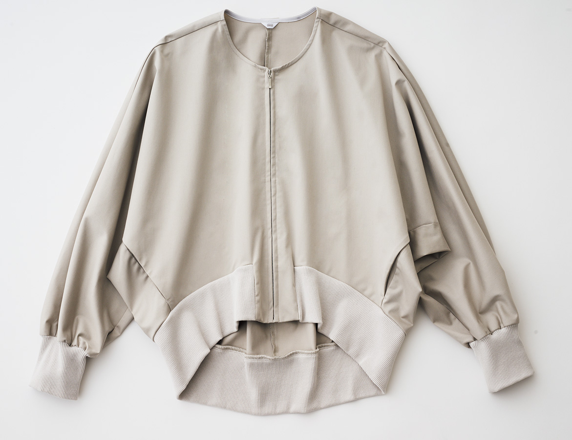 変形ショートブルゾン¥24,200/スケップ