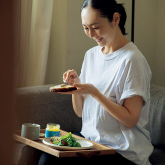 朝、パンにギーを塗って、ビタミンAを補い、眠気も予防