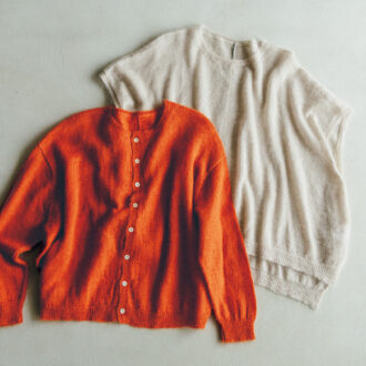 モヘヤ＆シルクベスト¥47,300、モヘヤ＆シルクカーディガン¥59,400 ／ともにスズキ タカユキ