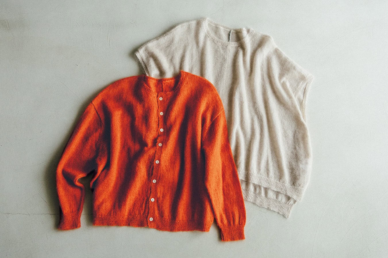 モヘヤ&シルクベスト¥47,300、モヘヤ&シルクカーディガン¥59,400 /ともにスズキ タカユキ