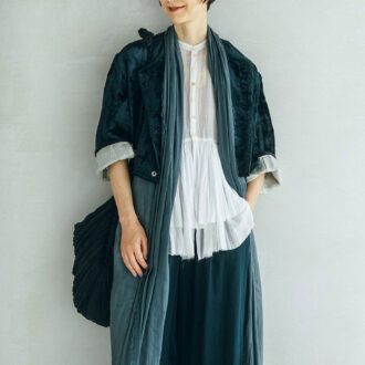 ベルベットボレロ¥88,000、ラミーローブドレス¥56,100、ラミーブラウス¥53,900、ワイドパンツ¥38,500、バッグ¥33,000 ／すべてスズキ タカユキ
