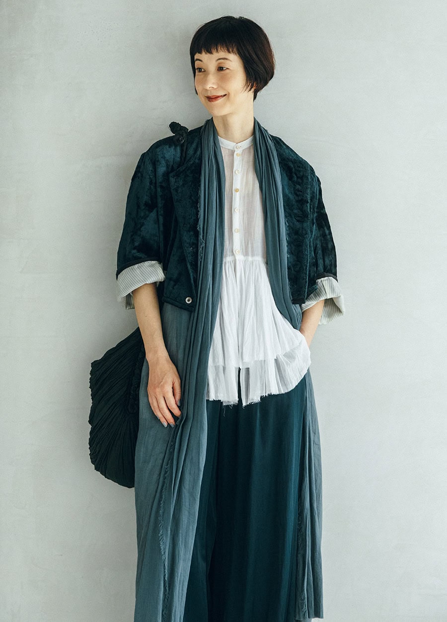 ベルベットボレロ¥88,000、ラミーローブドレス¥56,100、ラミーブラウス¥53,900、ワイドパンツ¥38,500、バッグ¥33,000 /すべてスズキ タカユキ