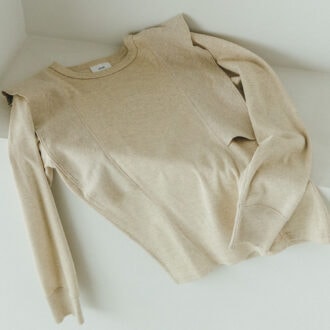 パワーショルダーカットソー¥44,000／ハイク（ボウルズ）