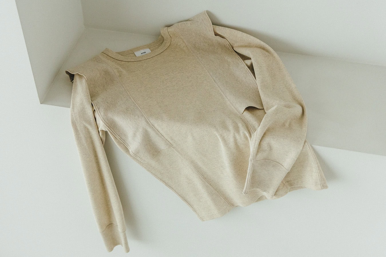パワーショルダーカットソー¥44,000/ハイク(ボウルズ)