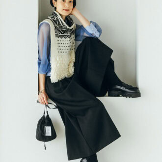 ニットベスト¥39,600、シアースリーブシャツ¥27,500、ワイドクロップドパンツ¥48,400、ショルダーポーチ¥13,200、ソックス¥4,180、イヤカフ¥11,000 ／すべてハイク、ブレスレット¥55,000／エンド カスタム ジュエラーズ × ハイク、ローファー¥107,800 ／ビューティフル シューズ × ハイク（すべてボウルズ）
