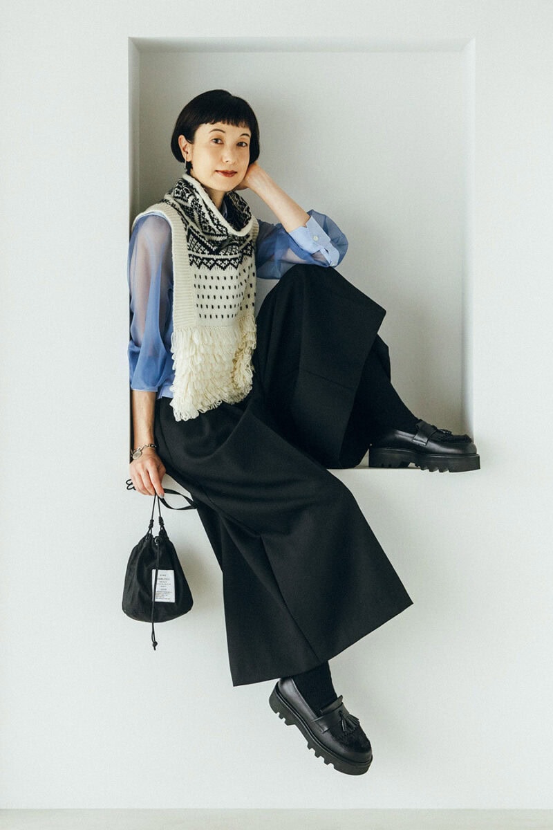 ニットベスト¥39,600、シアースリーブシャツ¥27,500、ワイドクロップドパンツ¥48,400、ショルダーポーチ¥13,200、ソックス¥4,180、イヤカフ¥11,000 /すべてハイク、ブレスレット¥55,000/エンド カスタム ジュエラーズ × ハイク、ローファー¥107,800 /ビューティフル シューズ × ハイク(すべてボウルズ)