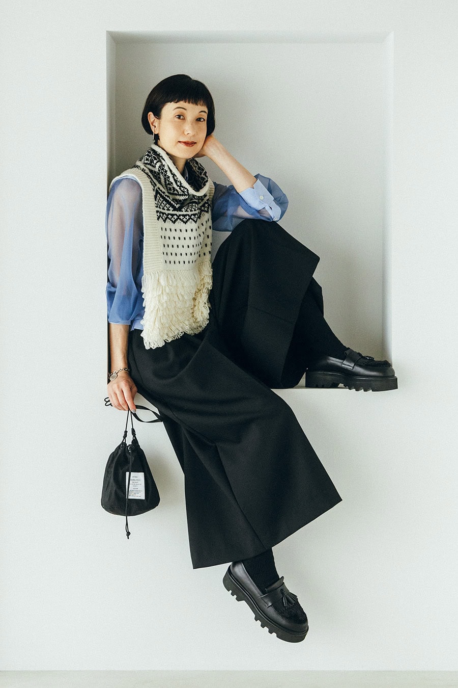 ニットベスト¥39,600、シアースリーブシャツ¥27,500、ワイドクロップドパンツ¥48,400、ショルダーポーチ¥13,200、ソックス¥4,180、イヤカフ¥11,000 /すべてハイク、ブレスレット¥55,000/エンド カスタム ジュエラーズ × ハイク、ローファー¥107,800 /ビューティフル シューズ × ハイク(すべてボウルズ)
