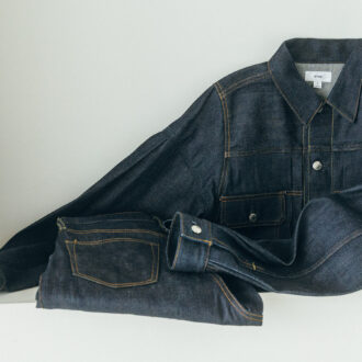 バルーンスリーブデニムジャケット¥38,500、デニムパンツ¥38,500／ともにハイク（ボウルズ）