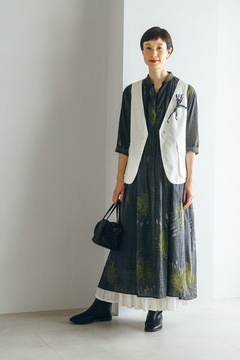 ベスト¥42,900、ラベンダー柄ワンピース¥69,300、ギャザースカート¥47,300、ラベンダーコサージュ¥19,800、ボストンバッグ¥42,900、ブーツ¥69,300(ともに10月発売)/すべてパドカレ(パドカレ六本木)