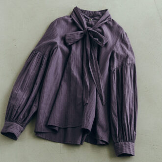 ボウタイブラウス¥42,900／パドカレ（パドカレ六本木）