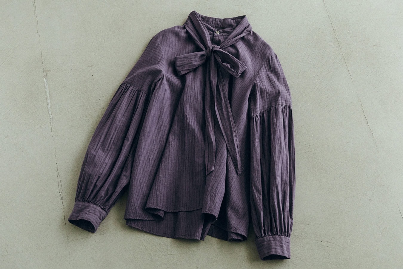 ボウタイブラウス¥42,900/パドカレ(パドカレ六本木)