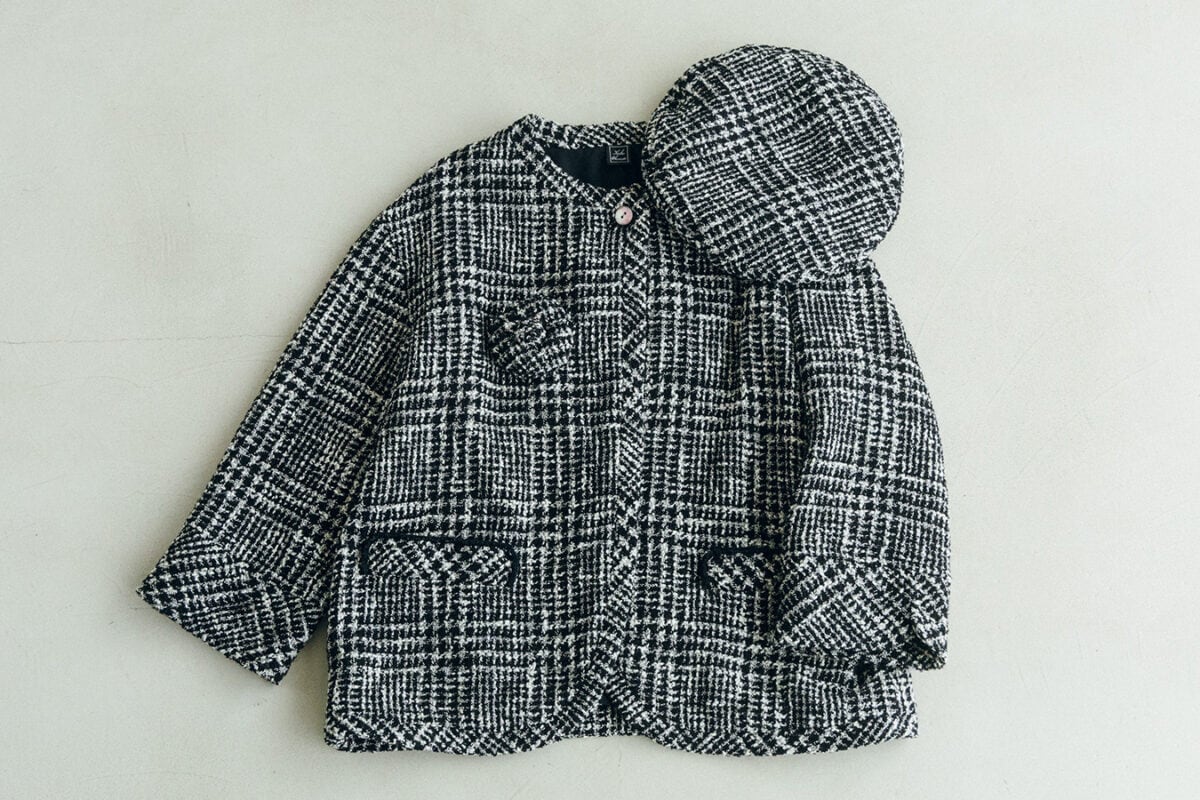 ジャケット¥55,000、ベレー帽¥15,400、コサージュ¥15,400すべてハリス × ケイコ オカモト（金万）