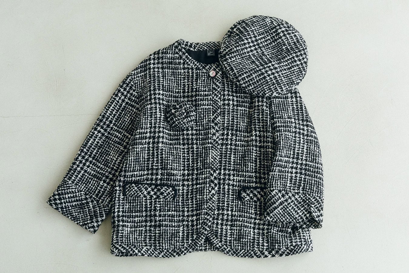 ジャケット¥55,000、ベレー帽¥15,400、コサージュ¥15,400すべてハリス × ケイコ オカモト(金万)