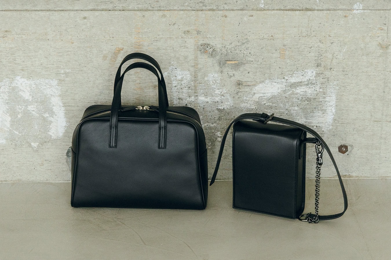 レザーボストンバッグ¥53,900、レザーチェーンバッグ¥55,000/ともにミズイロインド(ミズイロインド 青山店)