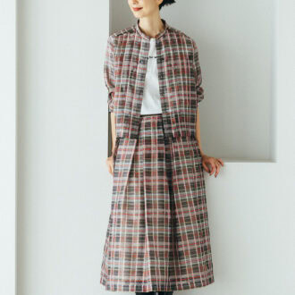 シアーチェックブラウス¥52,800、シアーチェックスカート¥57,200、Tシャツ¥24,200、ブーツ¥49,500 ／すべてレキップ