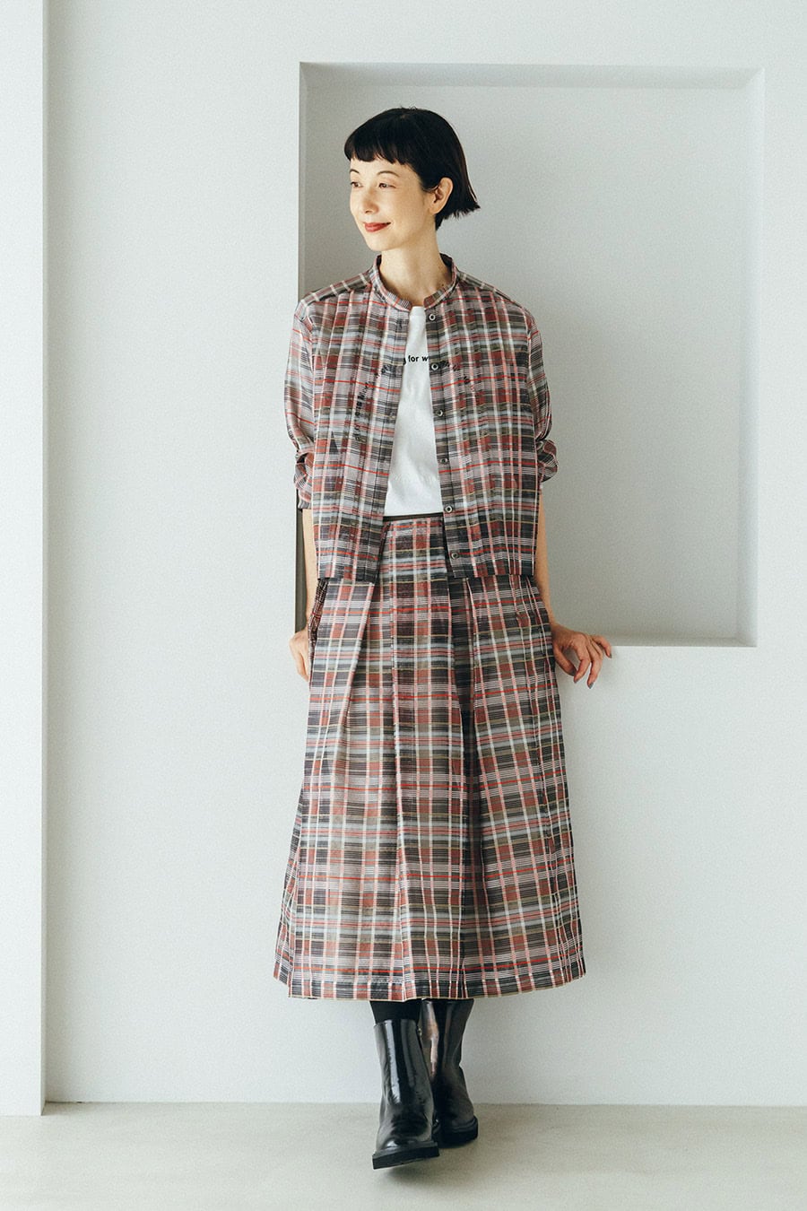 シアーチェックブラウス¥52,800、シアーチェックスカート¥57,200、Tシャツ¥24,200、ブーツ¥49,500 /すべてレキップ