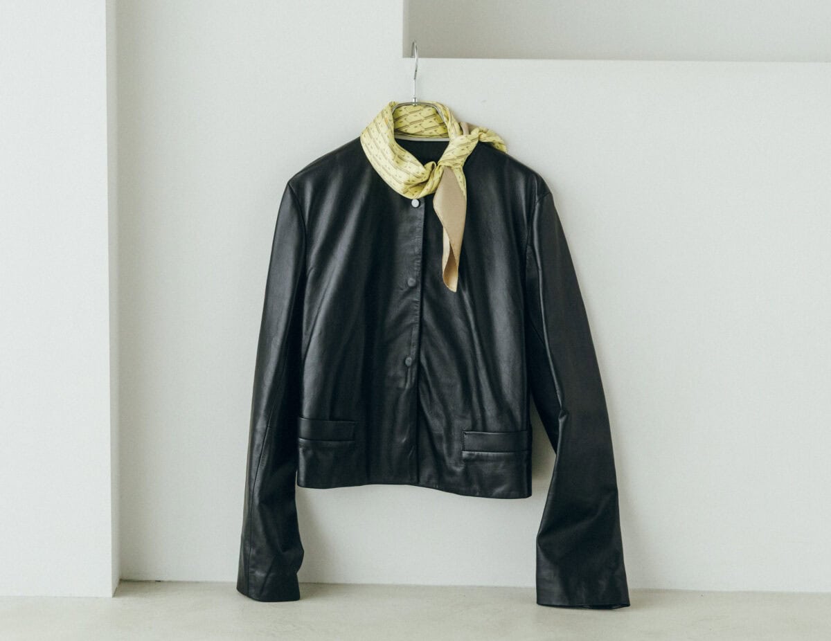 レザージャケット¥176,000、シルクスカーフ¥17,600 ／ともにレキップ
