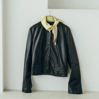 レザージャケット¥176,000、シルクスカーフ¥17,600 ／ともにレキップ