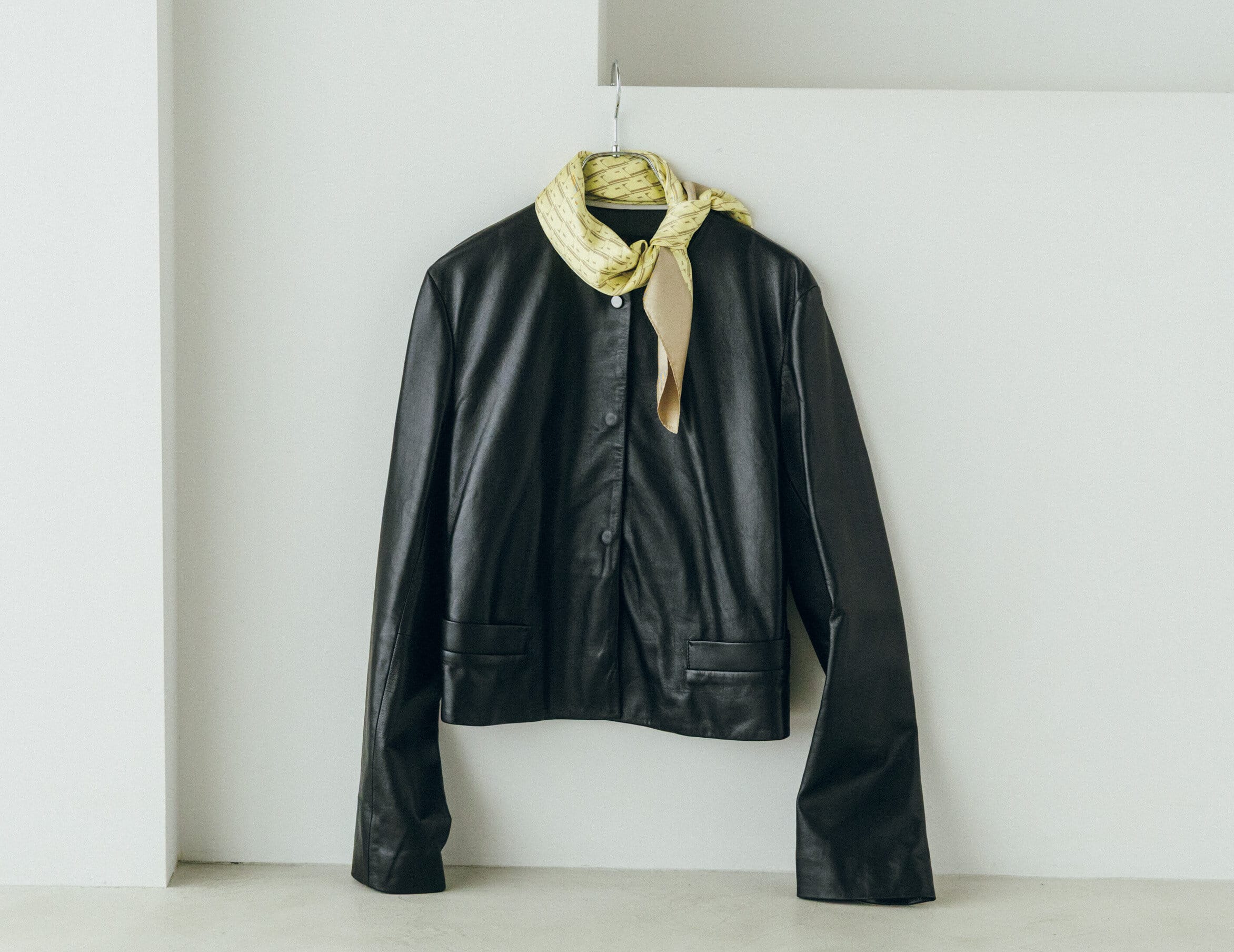 レザージャケット¥176,000、シルクスカーフ¥17,600 /ともにレキップ