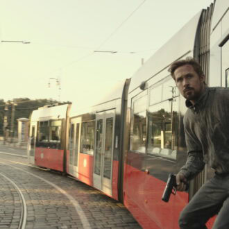 バンコクやウィーンなど世界を舞台に派手なアクションを披露。Netflix映画『グレイマン』独占配信中