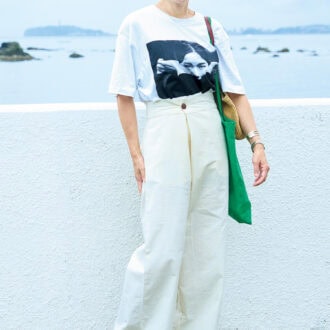 Ｔシャツ／GDC（ジーディーシー）、パンツ／ヒトハ、ネックレス／マリノ、ピアス／ブシュロン、ブレスレット／リ バラルール、腕時計／カルティエ、スニーカー／コンバース