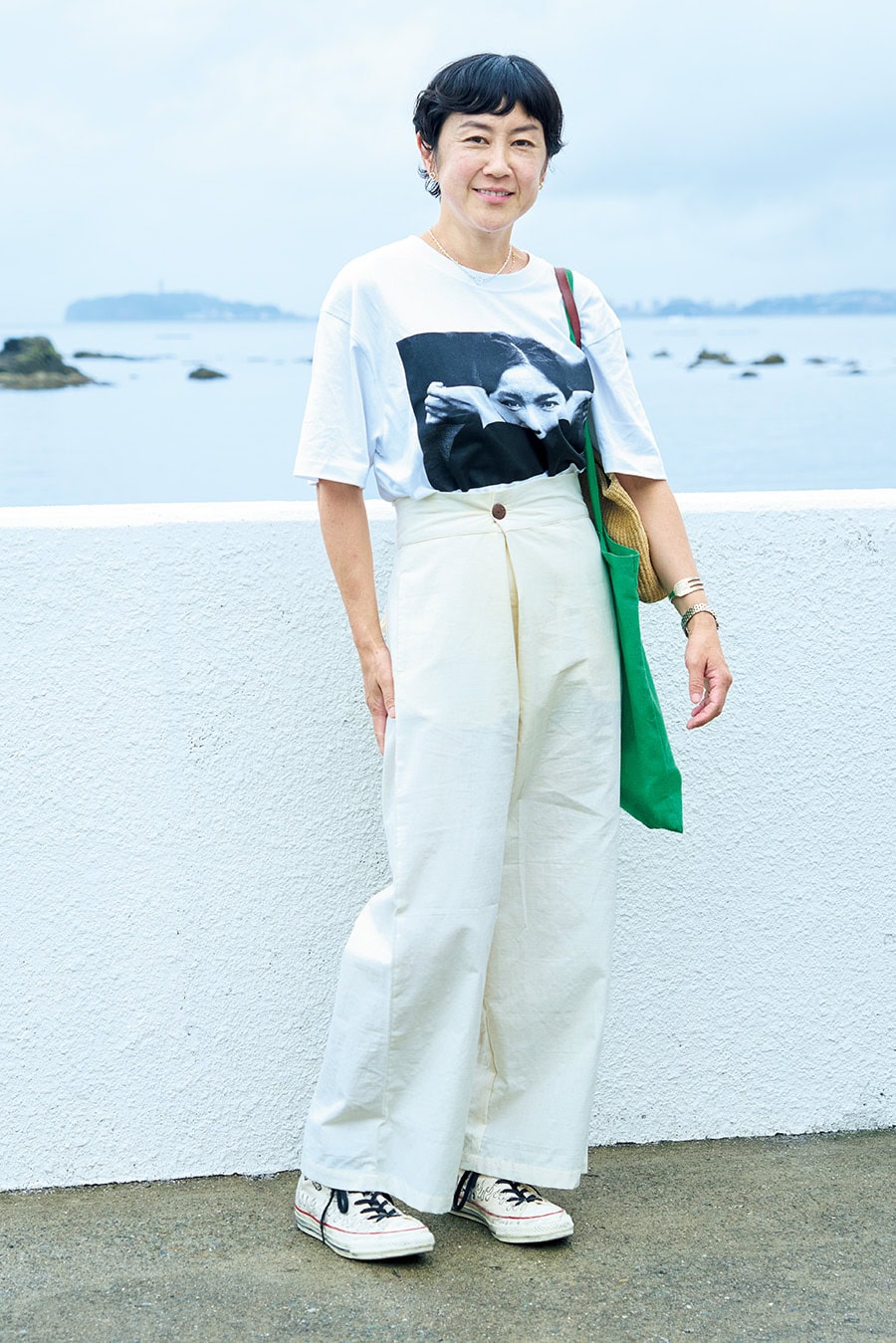 Tシャツ/GDC(ジーディーシー)、パンツ/ヒトハ、ネックレス/マリノ、ピアス/ブシュロン、ブレスレット/リ バラルール、腕時計/カルティエ、スニーカー/コンバース