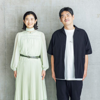 石田さん：ドレス¥143,000／3.1 Phillip Lim、ピアス（ロング両耳）¥26,400、 ピアス（左耳上）¥13,200／ともにe.m.　その他／スタイリスト私物