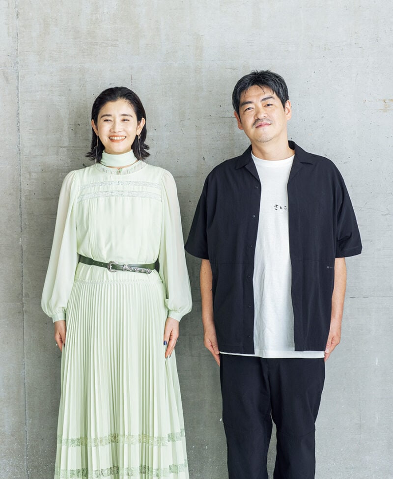 石田さん:ドレス¥143,000/3.1 Phillip Lim、ピアス(ロング両耳)¥26,400、 ピアス(左耳上)¥13,200/ともにe.m. その他/スタイリスト私物