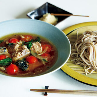 具だくさんで食べ応え抜群 サバ缶のイタリアンつけそば