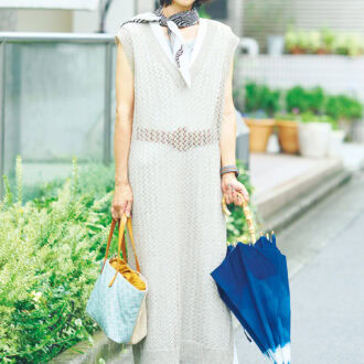 サロペット×ロングベストの大人リゾートコーデ