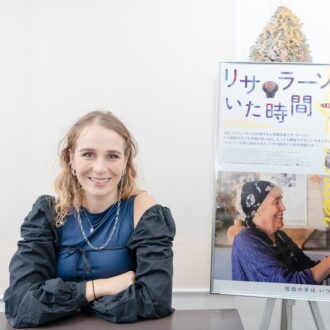 “架空の動物”を腕に。リサ・ラーソンの孫、エミリア・エクマン・ラーソン監督が語る祖母への愛と映画への思い