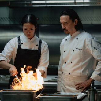 大衆食堂から一流シェフのへの道を目指すヒロイン。Netflix映画『ハンガー：飽くなき食への道』独占配信中