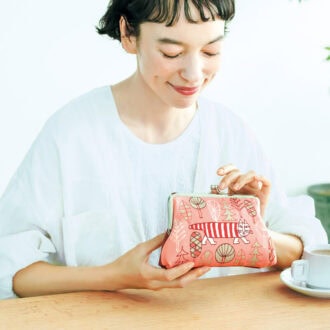 媚びない表情と胴の長いシルエット、そして象徴的な縦縞模様。リサ・ラーソンの代名詞ともいえる「マイキー」は、世界中にファンのいる大人気ネコ。
