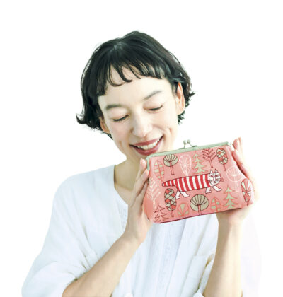 大人のおしゃれ手帖 2026年10月号 付録【LISA LARSON
豪華ジャカード織り がま口ポーチ
】 コロンと可愛いフォルムにキュン♡<br />
ジャカード織りで存在感も◎<br />
