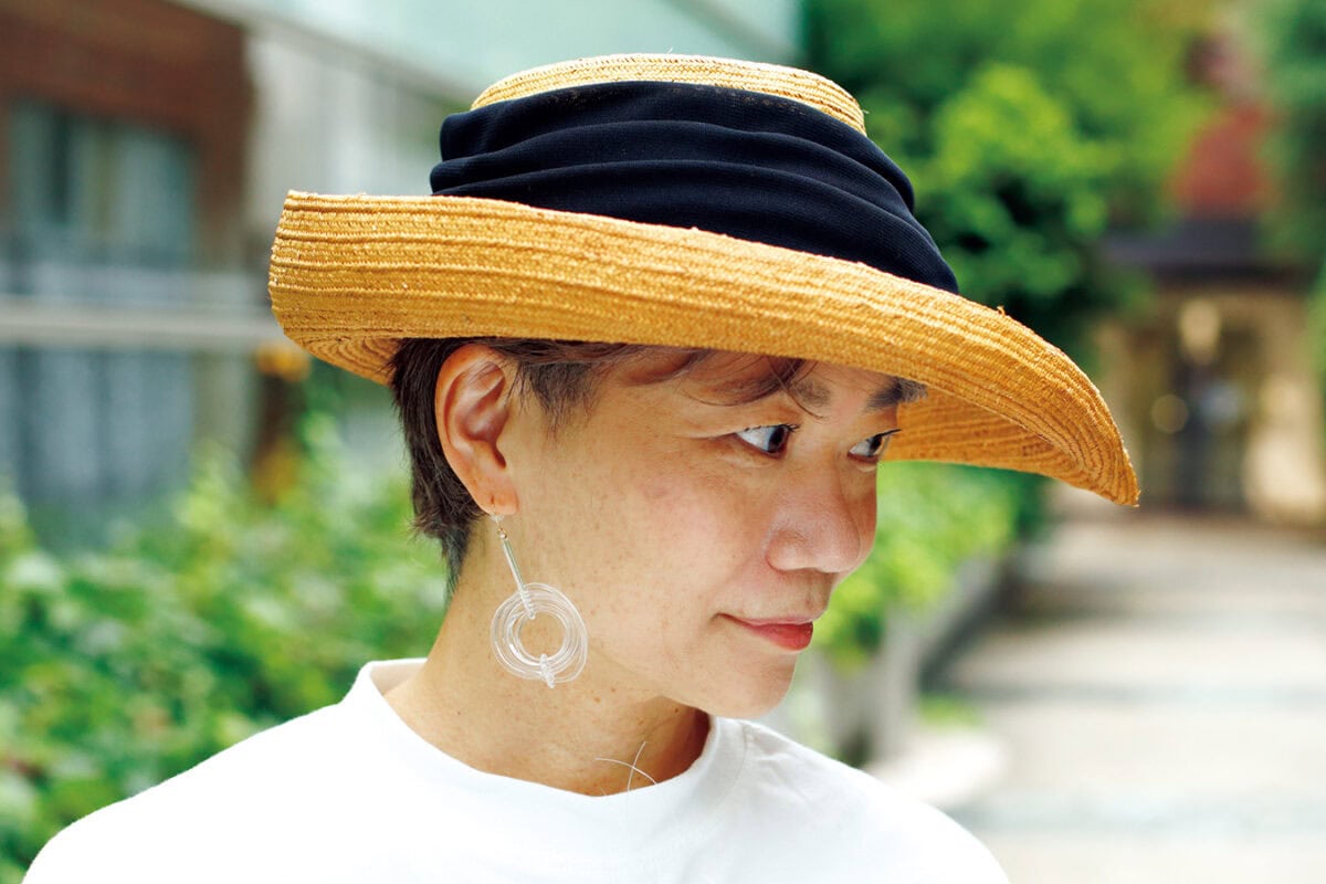 前後でつばの形が異なる立体的なデザインは、帽子作家・遠矢羊子氏によるもの。