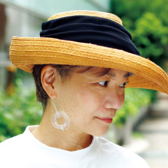 前後でつばの形が異なる立体的なデザインは、帽子作家・遠矢羊子氏によるもの。