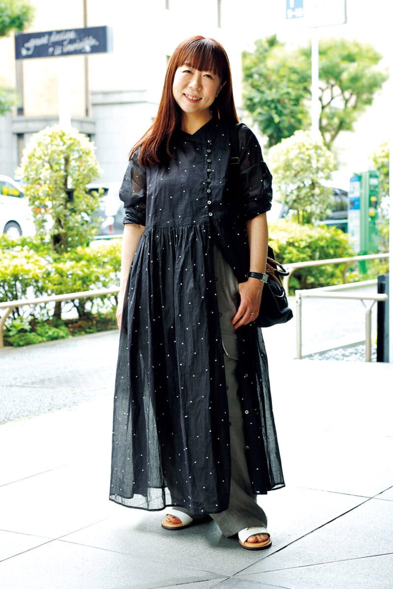 透け感のあるワンピースにワークパンツをインした、甘すぎないガーリースタイル。「ワンピースはコットンオーガンジー素材なので、気温や湿度が高い日でも軽やかに着られます」