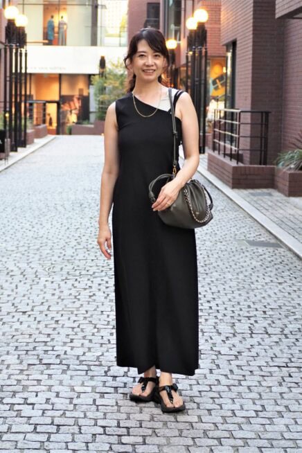 【スナップ】全身ブラックでも重たく見えない！ ジュエリーと肌見せの絶妙なバランスで抜け感をつくる