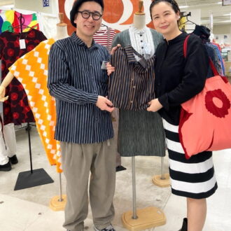 シャツ選びに温かく付き合ってくださった「markka（マルカ）」のお店の方と。