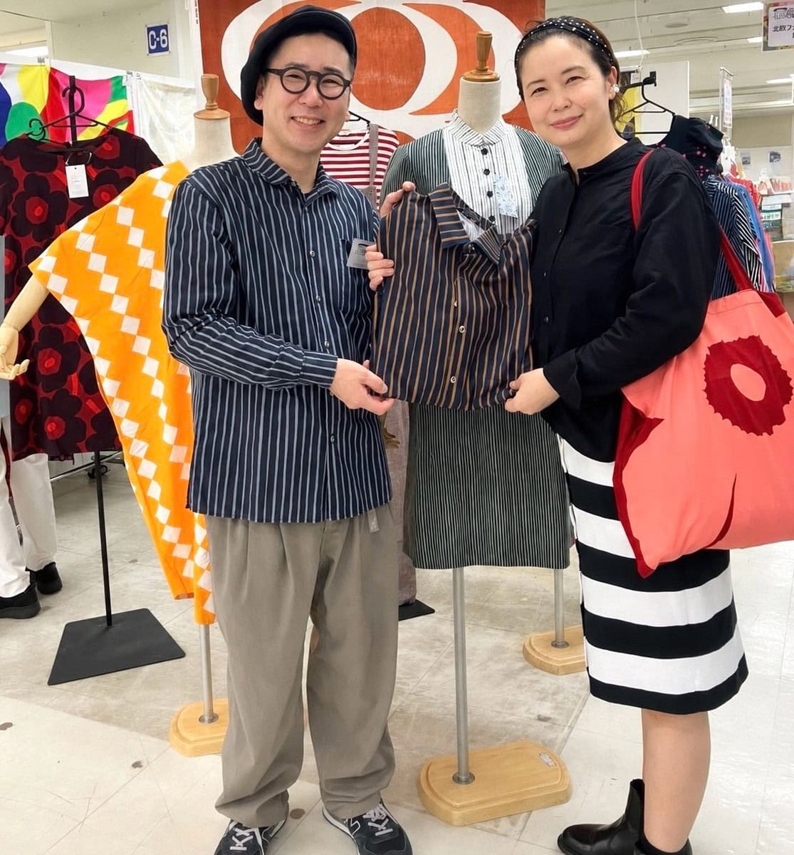 シャツ選びに温かく付き合ってくださった「markka(マルカ)」のお店の方と。