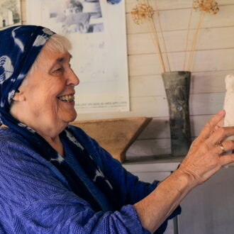 スウェーデンの陶芸家、リサ・ラーソンの孫が撮ったドキュメンタリー『リサ・ラーソンがいた時間』© 2025 Kamlert Film AB, Film i Skåne AB, Sveriges Television AB