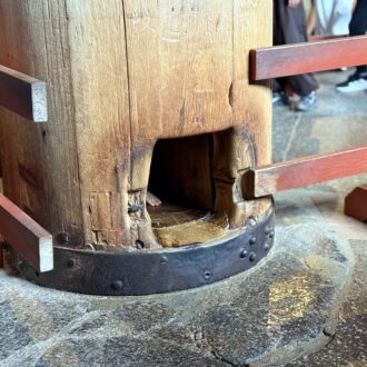奈良　東大寺　大仏殿　柱の穴くぐり