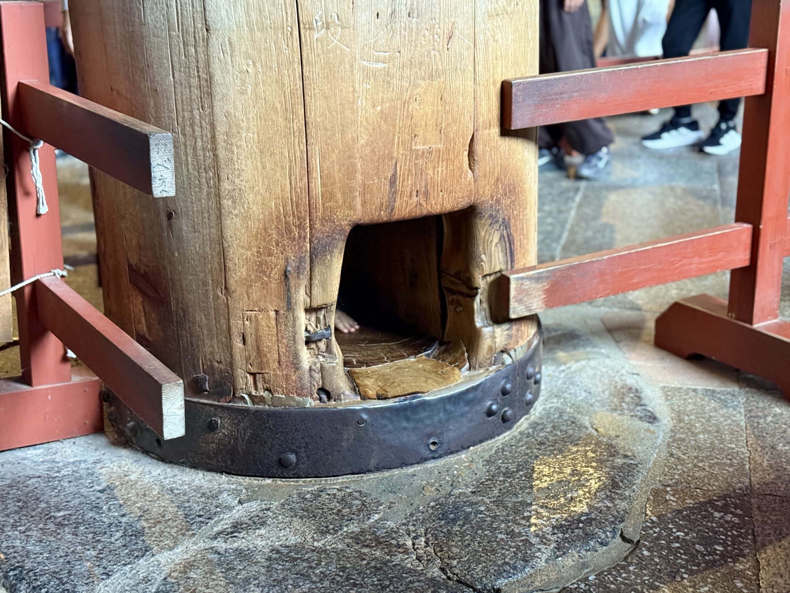 奈良　東大寺　大仏殿　柱の穴くぐり