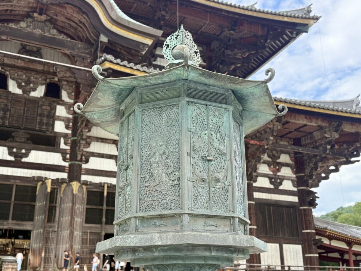 奈良 東大寺 大仏殿前 八角燈籠