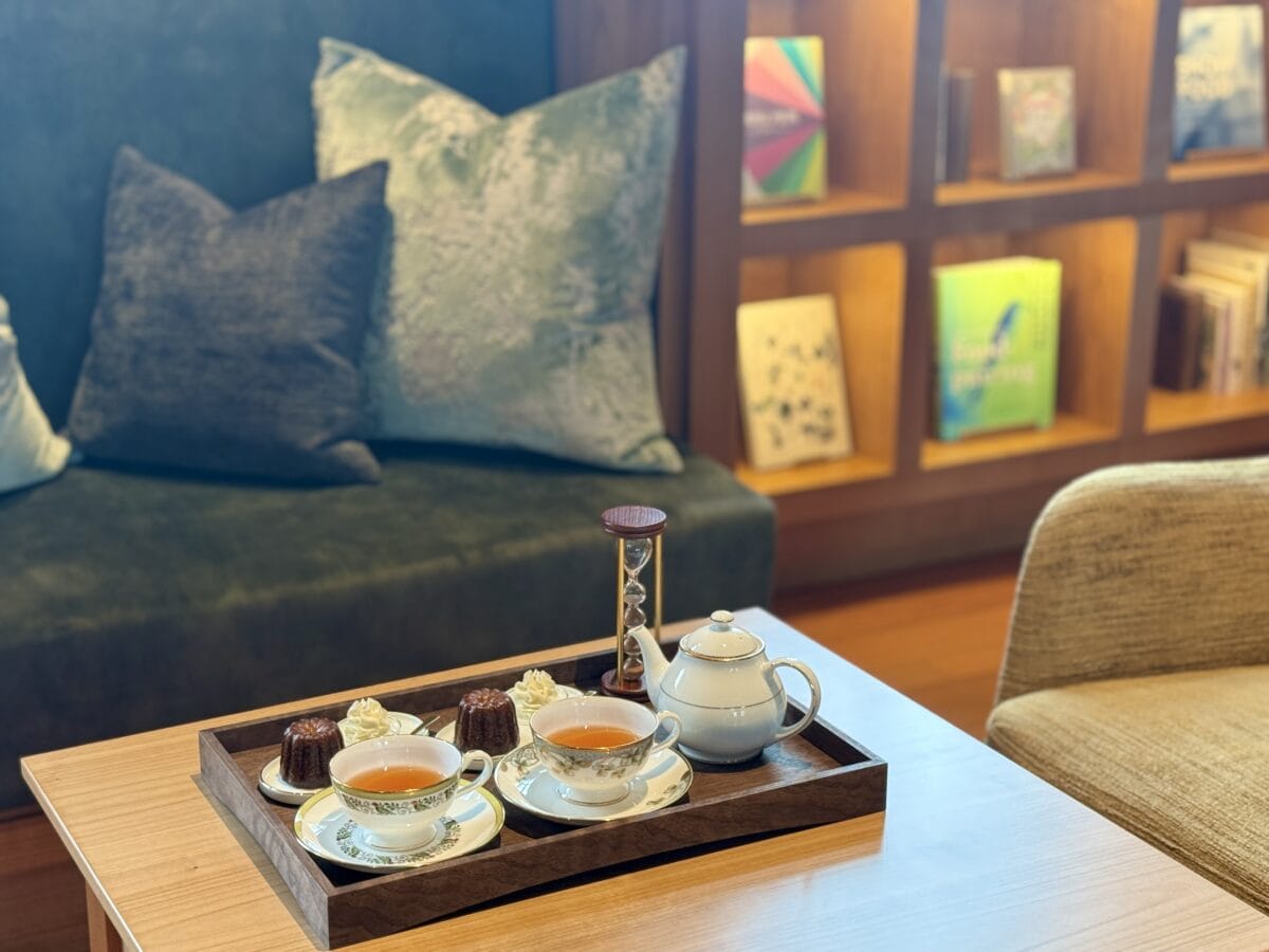 星のや奈良監獄 カヌレ&紅茶