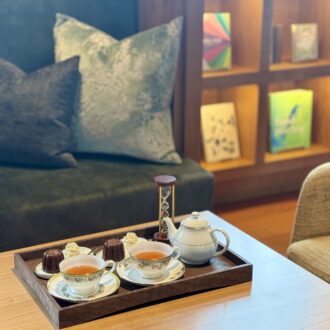 星のや奈良監獄 カヌレ＆紅茶