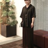 【愛媛スナップ】この配色、真似したい！ 黒×ボルドーの秋色コーデにレザー小物でアクセント